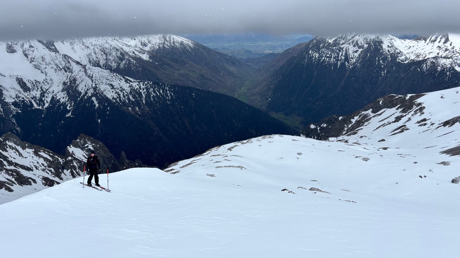 Sur l'arête de Brouffier après le pas le Mine, juste sous la base des nuages où nous allons bientôt rentrer.
