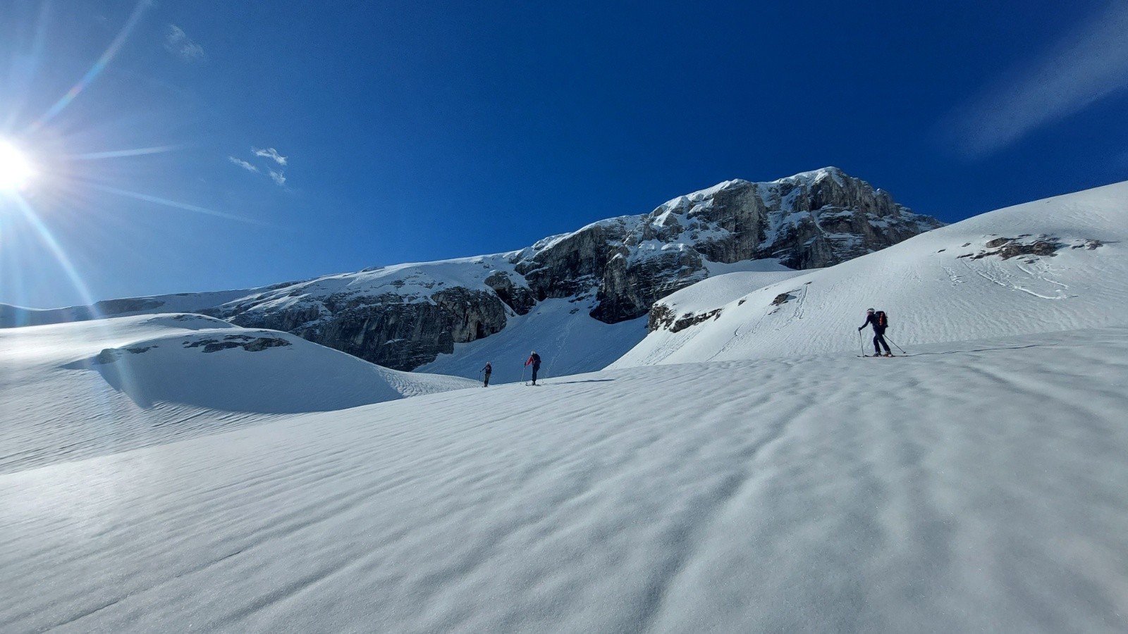 &nbsp;Remontée vers la vire d'accès à la face N de la plane
