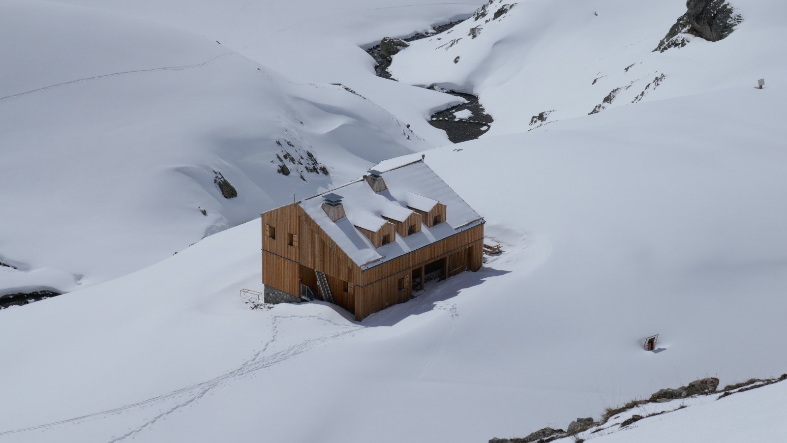Le refuge qui a l'air tout neuf.