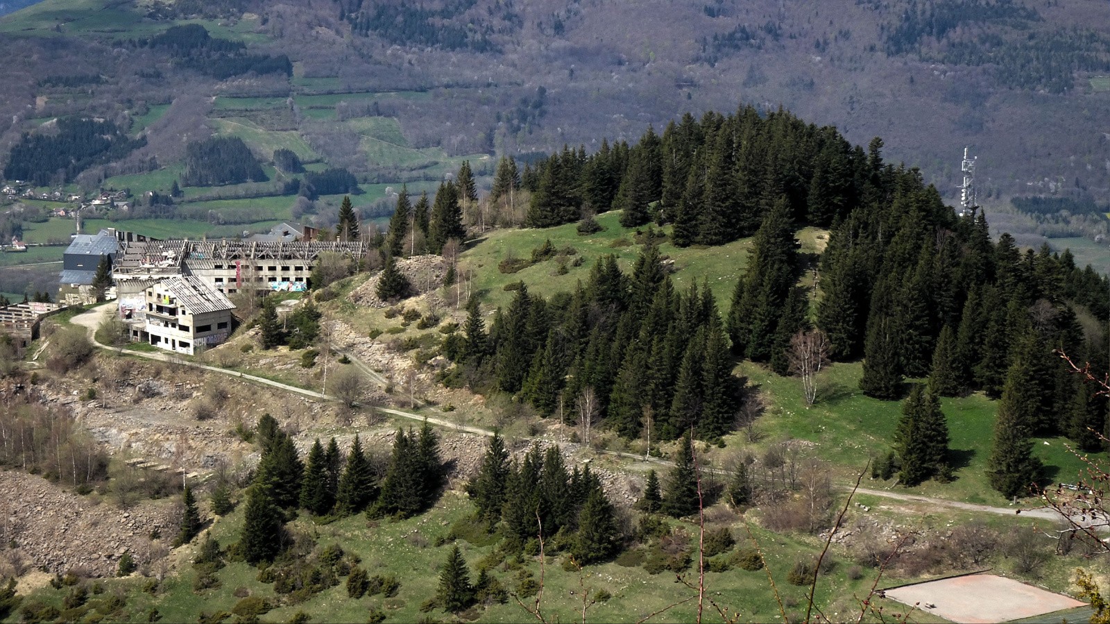 L'antenne 5G finira-t'elle dans le même état que les immeubles ? Il semblerait mlaheureusement qu'un seul des projets ait été abonné à temps.