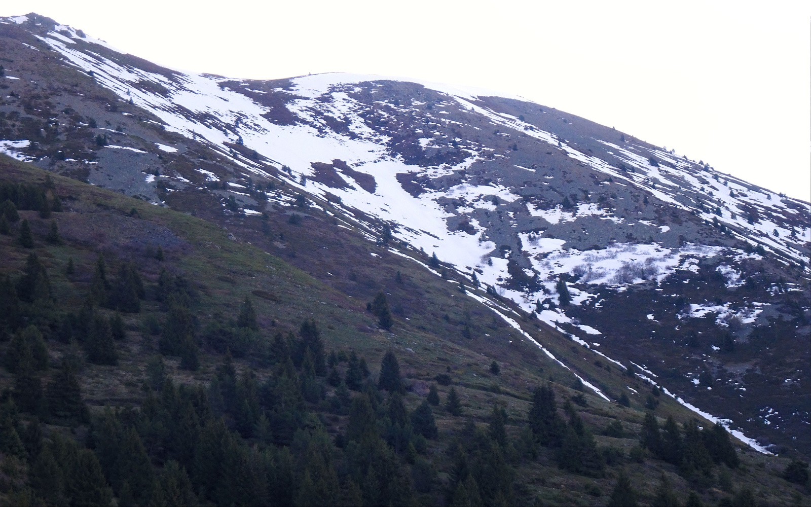 La langue de neige de la Mouche repérée depuis le bas. 