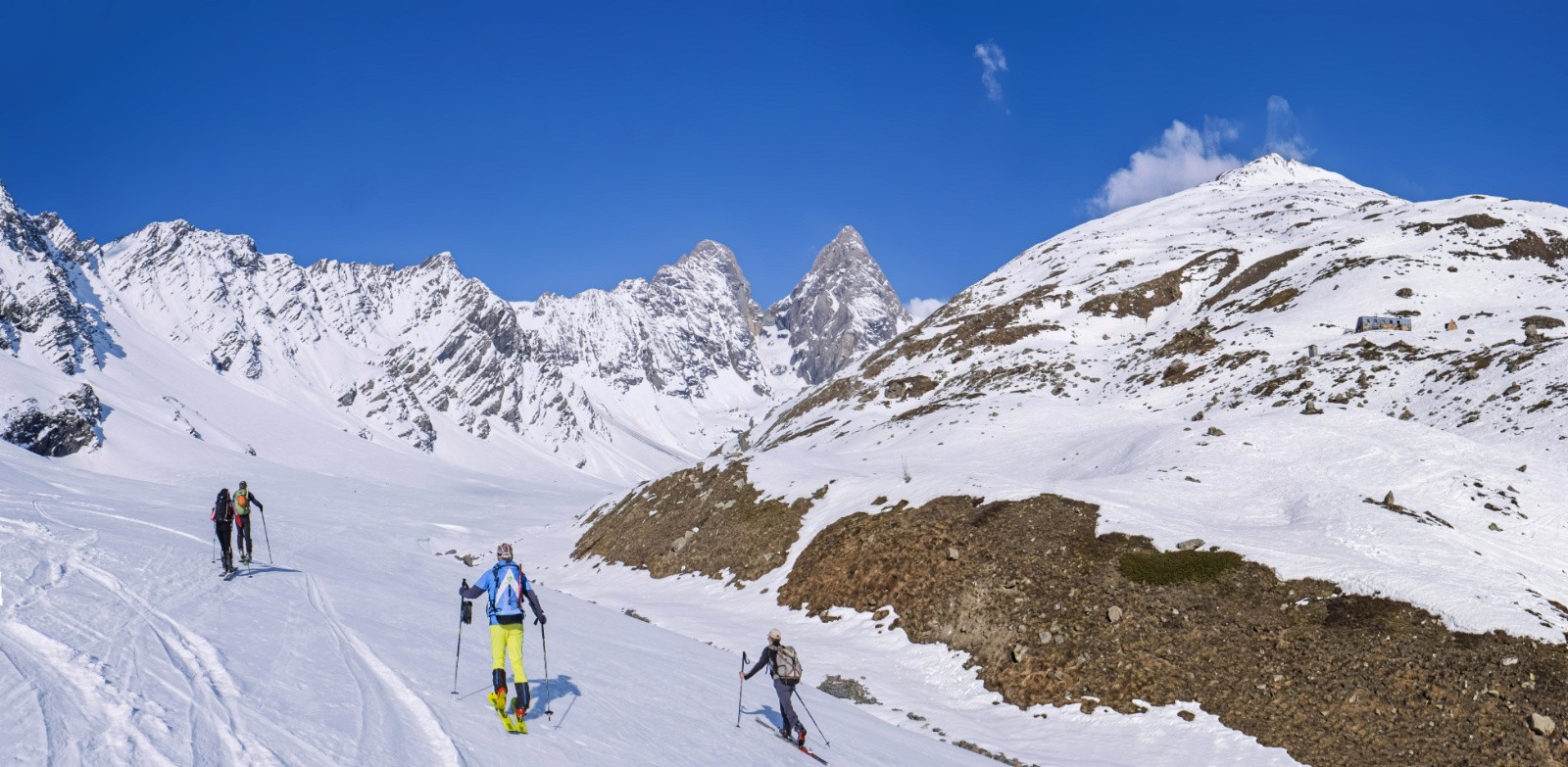 Passage à proximité du refuge les Aiguilles apparaissent