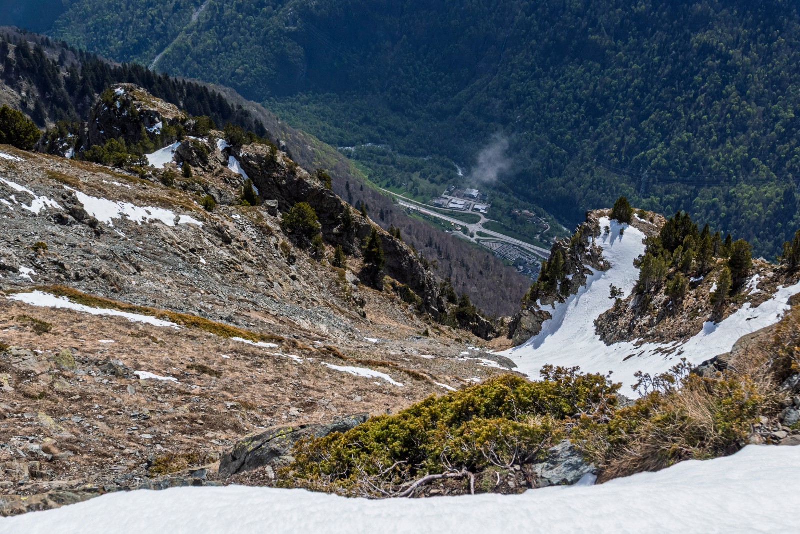 ça plonge au sommet de Botte, 1600m de pentes raides et falaises 
