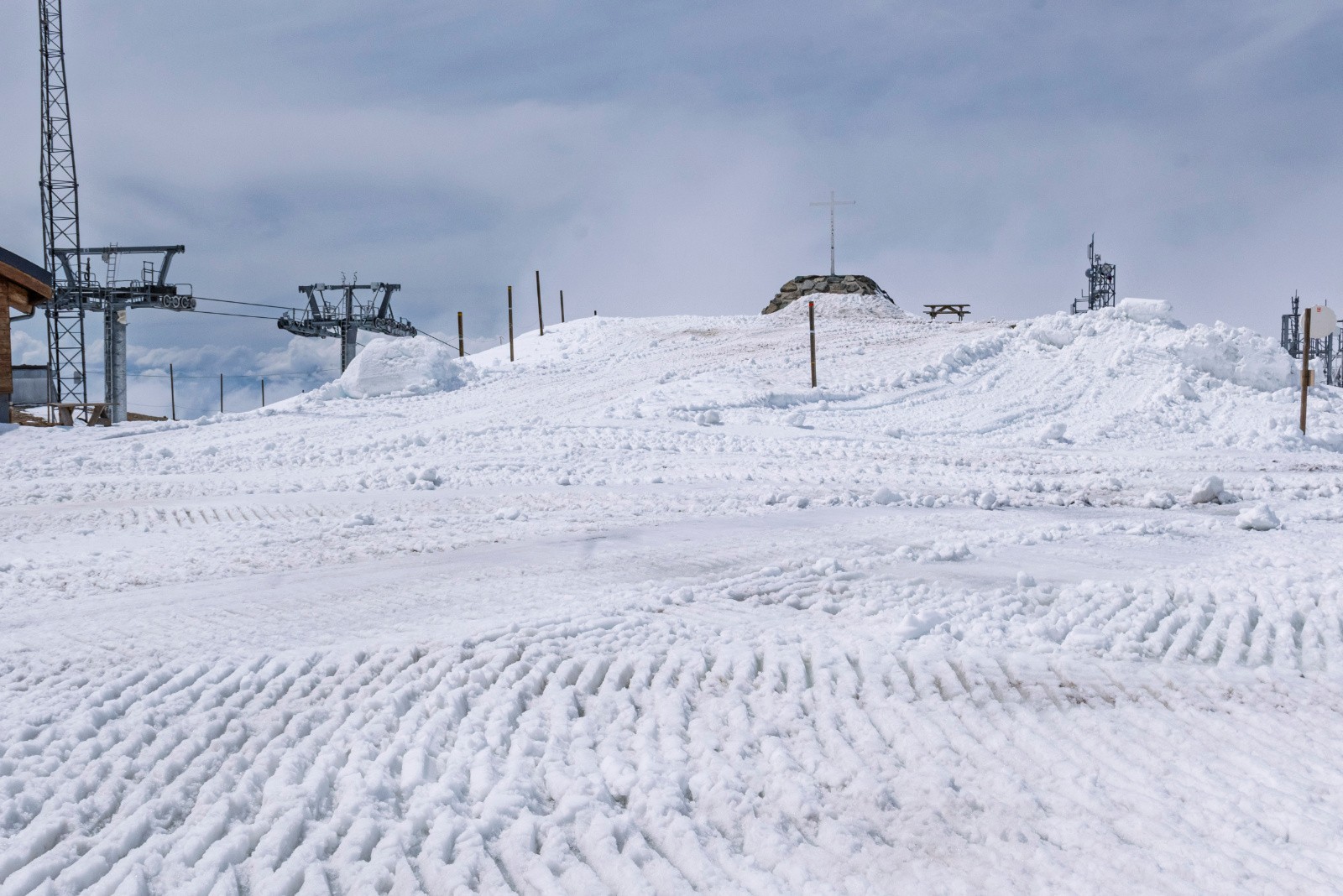 La croix et le travail de la dameuse...