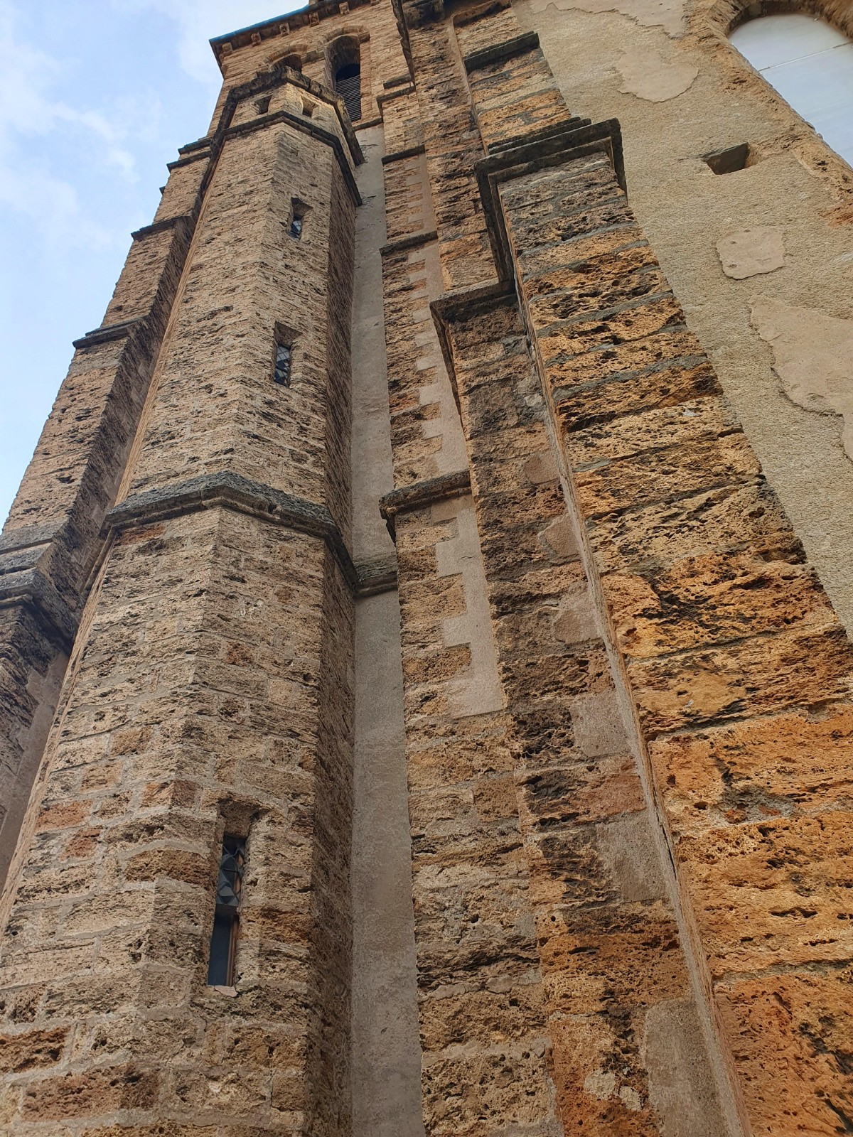 À Villar d'Arène, ils ont piqué tous les blocs de Cargneule de l'alpe pour construire leur église. Heureux soient-ils…