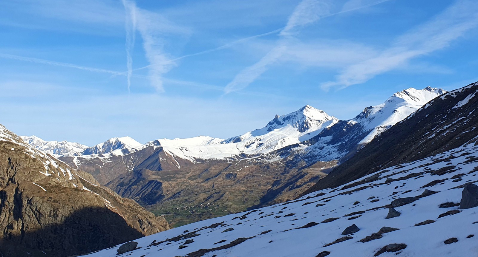 Goléon : le vieux sage observe de loin l'agitation permanente du col d'Arsine