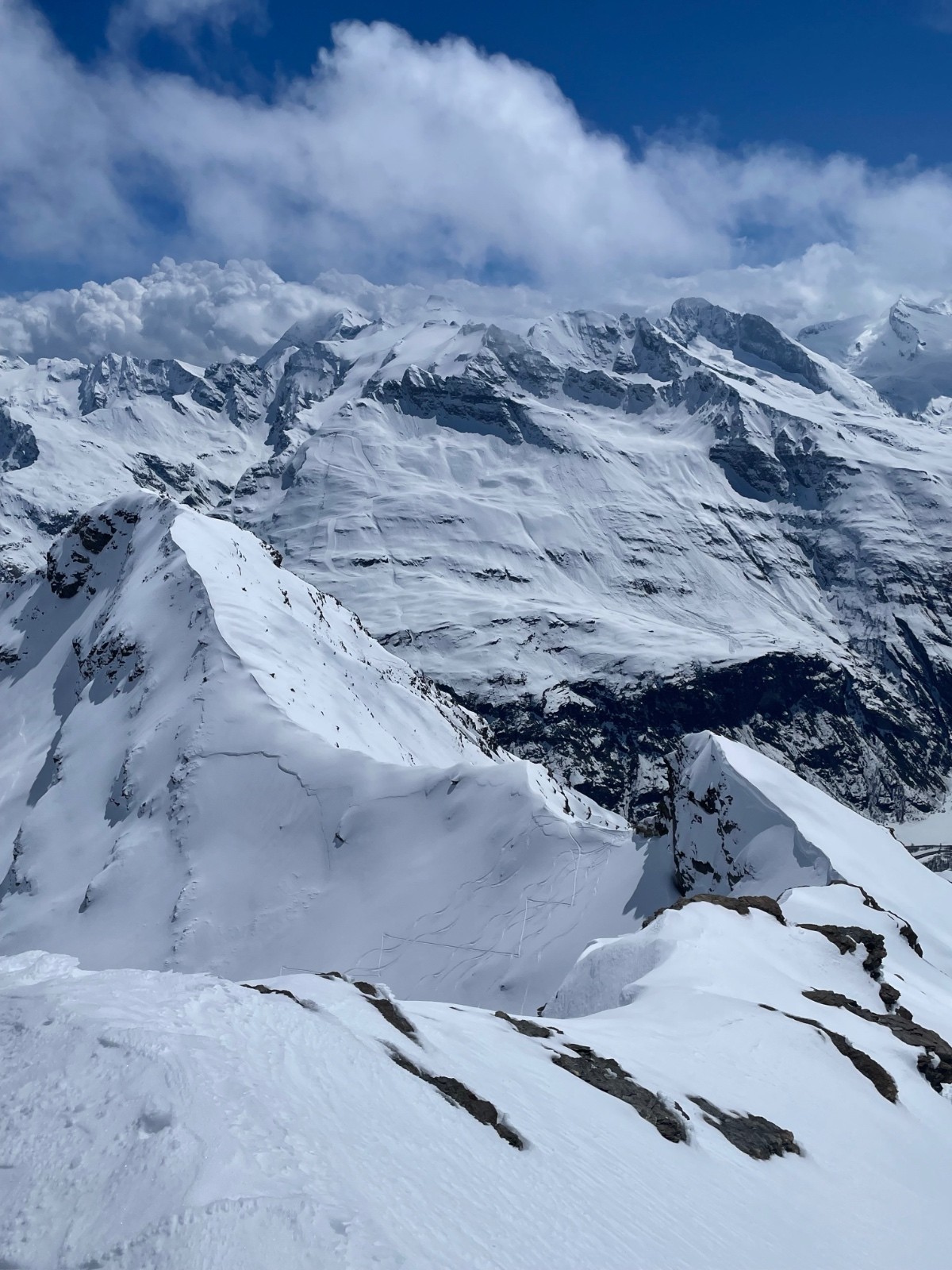 &nbsp;Moyennes et grandes avalanches au-dessus de Bonneval