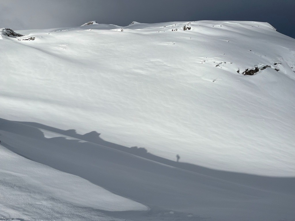 un skieur qui n'a pas été informé que la station a fermé