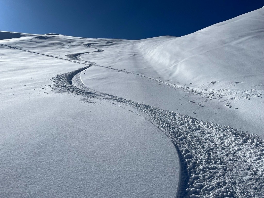 de la bonne poudreuse, sur les premiers 700m on sent même pas le fond