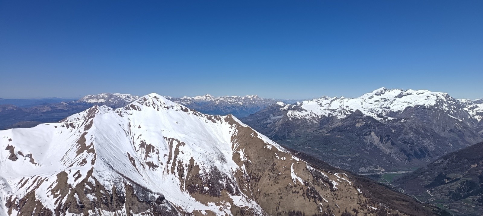 &nbsp;Grande Autane, Dévoluy derrière et sur la droite le Vieux Chaillol&nbsp;