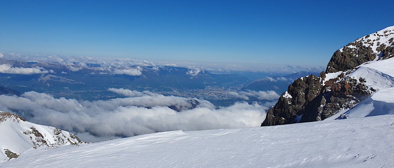 Col du Grand-Van : effectivement 50km/h… Vu d'ici, même Grenoble fait village