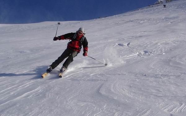 Vincent enquille a la descente : vincent facile sur un des rares endroits ou il y a de la neige !!