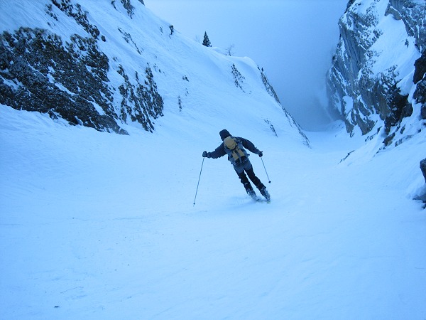 Couloir : Bientôt happé par le brouillard. On voit bien les étroitures...