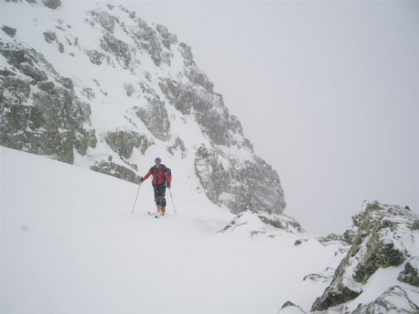 L'arrivée : Fred arrivant au col, en pleine tempête de neige