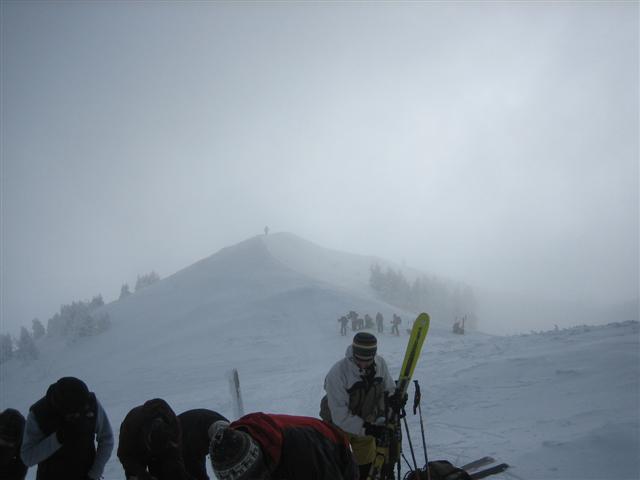 Sommet du Petit Som : On prend vite la photo pendant le semblant d'éclaircie... trop tard, le soleil n'est déjà plus là !
