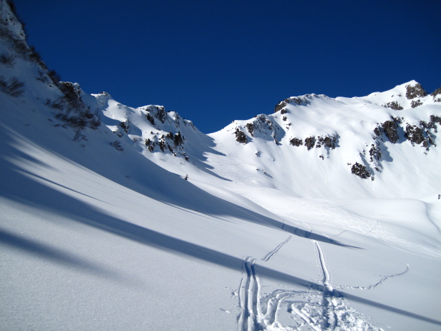 Vallon de Lachat : Descente sur le versant E du Col du Loup, tout en poudreuse paillette.