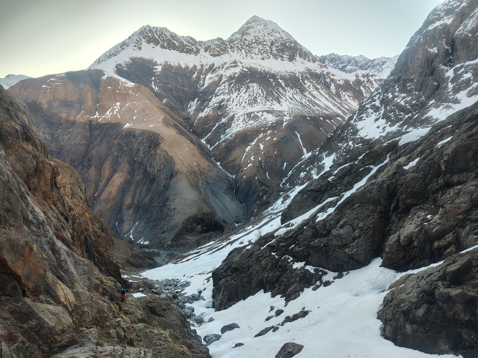 Ça monte bien rive gauche le long du chemin.