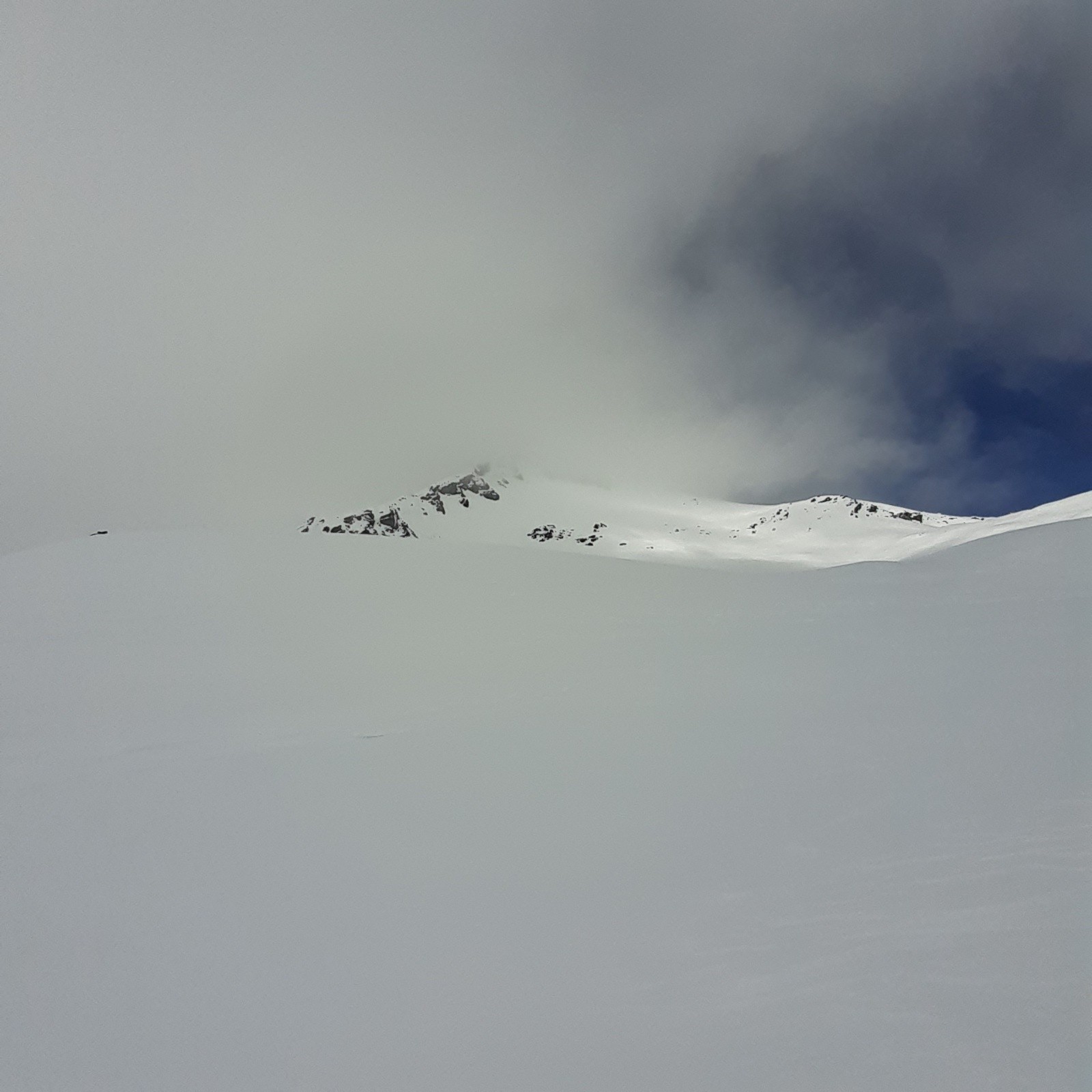Au col, un semblant d'éclaircie sur l'Italie mais pas sur le Serru