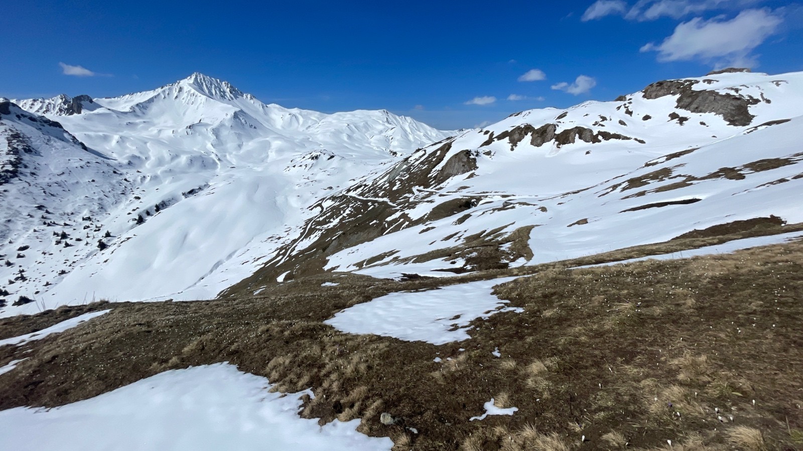 Peu de neige en face S sous le mont Coin/col du coin&nbsp;