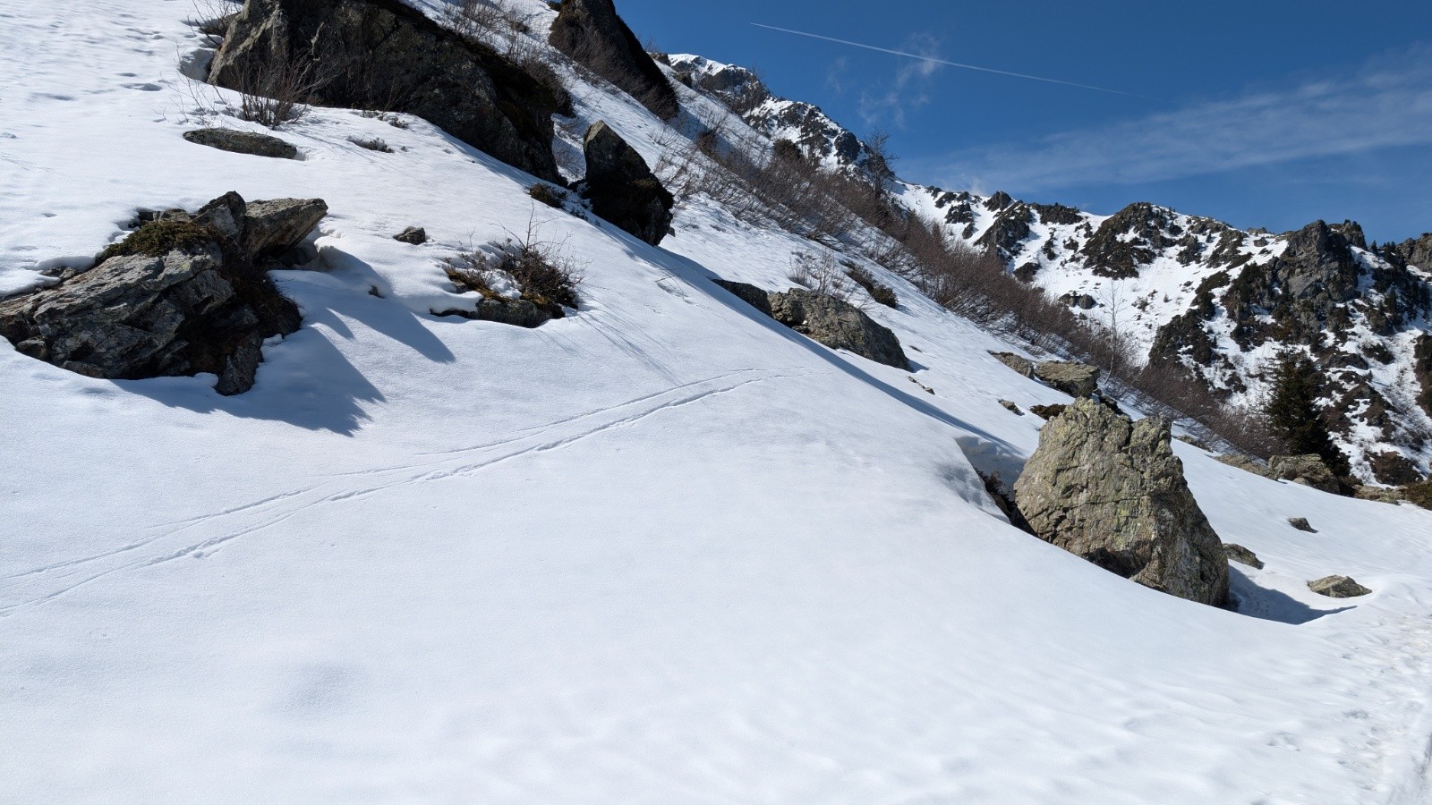 pourquoi à la montée mes skis n'entrent pas dans la neige, alors que la descente c'est de la soupe? 