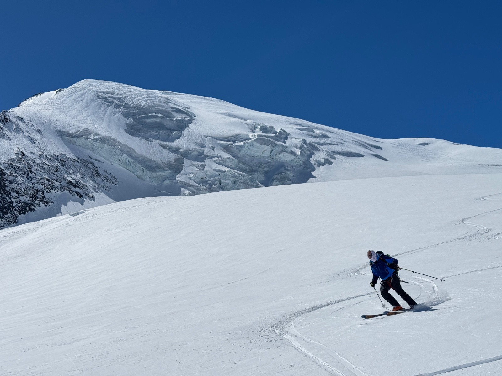 Bon ski sur le glacier