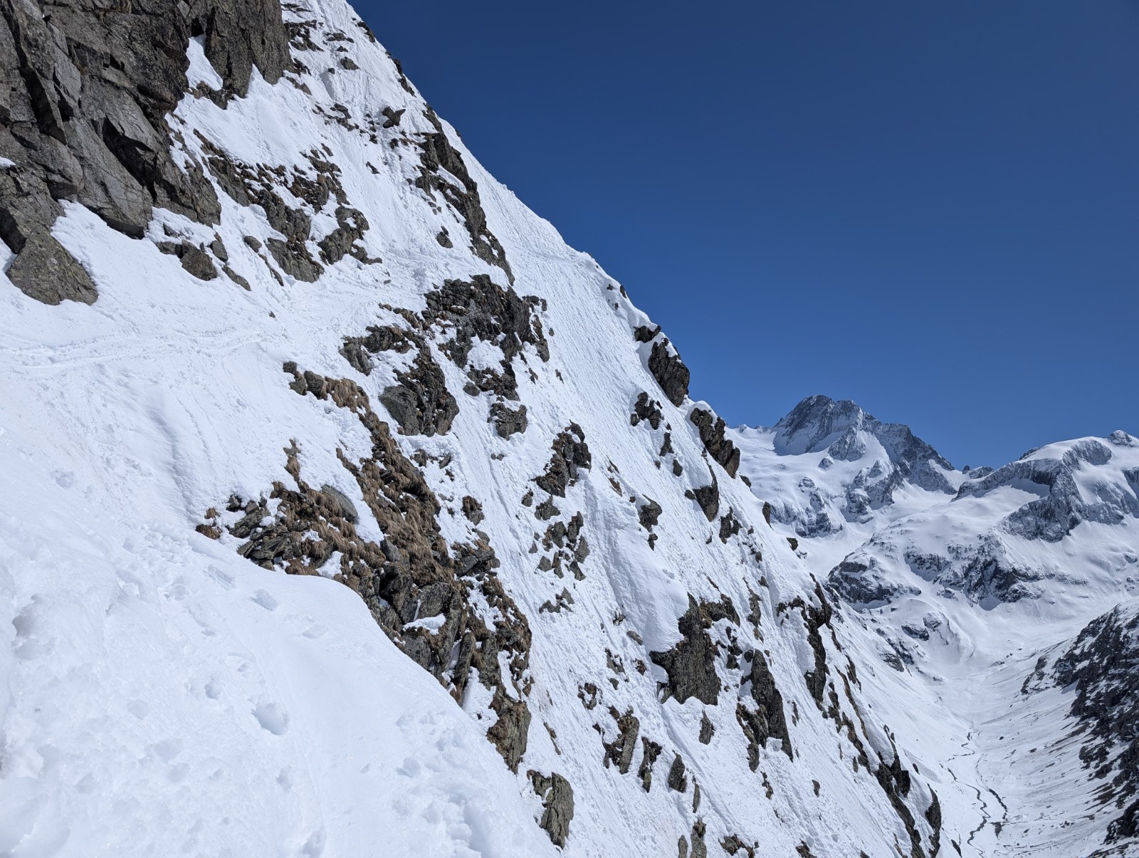 Accès à Temple Ecrins (photo penchée)