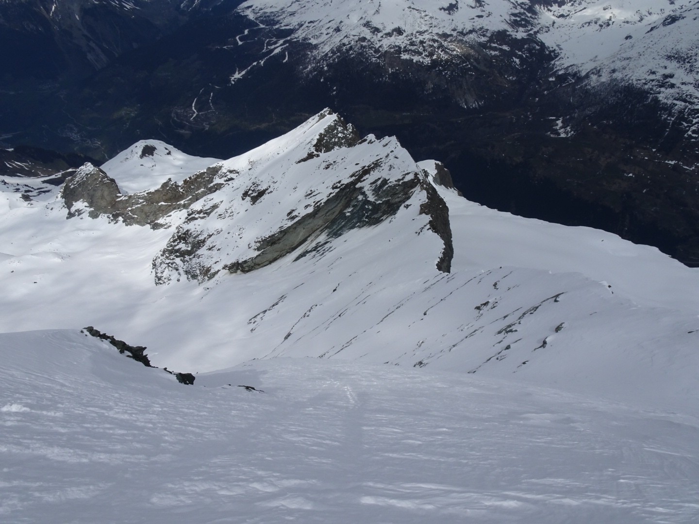 Le couloir de droite et devant on voit le col de la Guraz