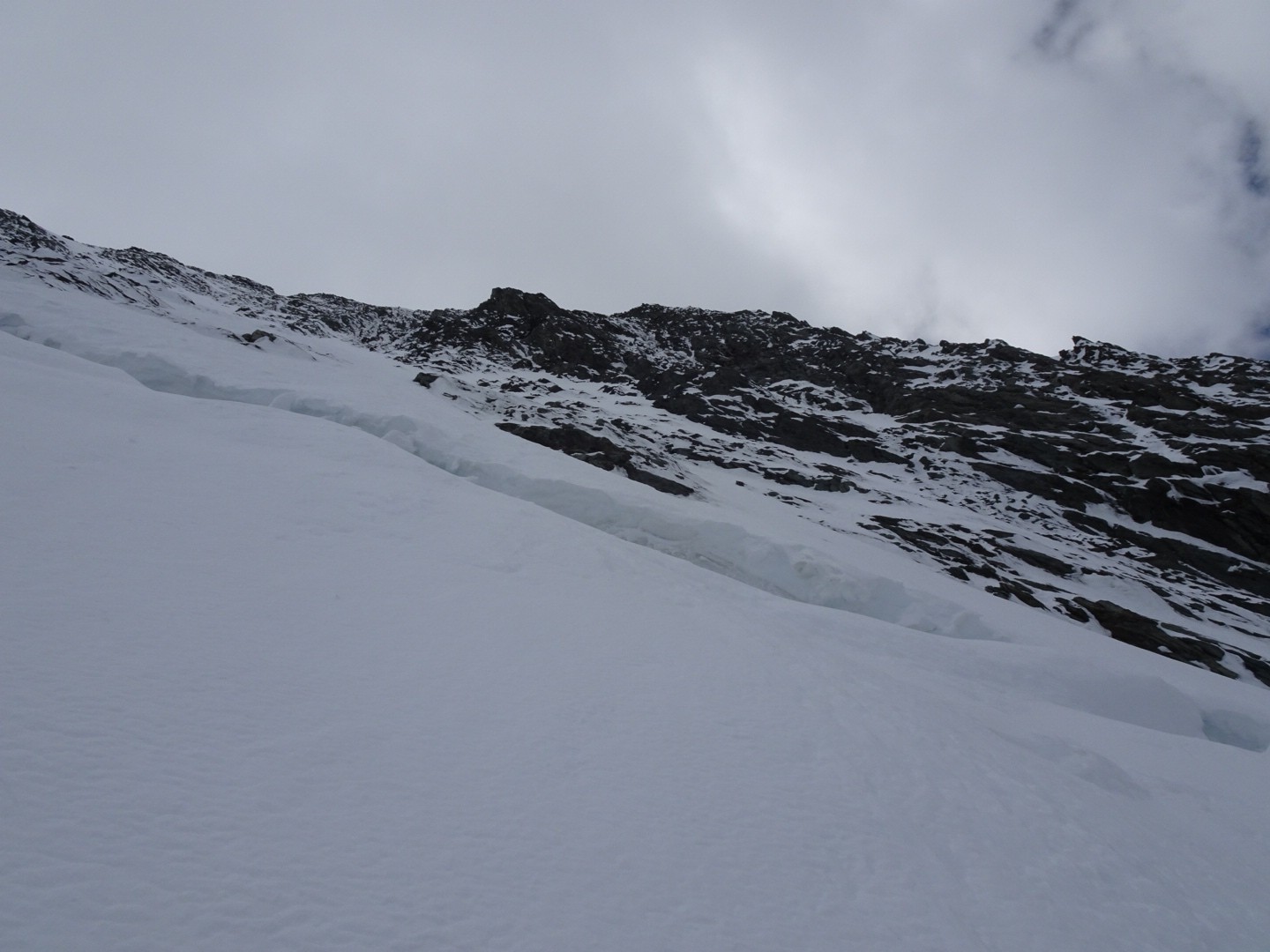La rimaye plutôt imposante mais facilement franchie (encordés bien sûr!)