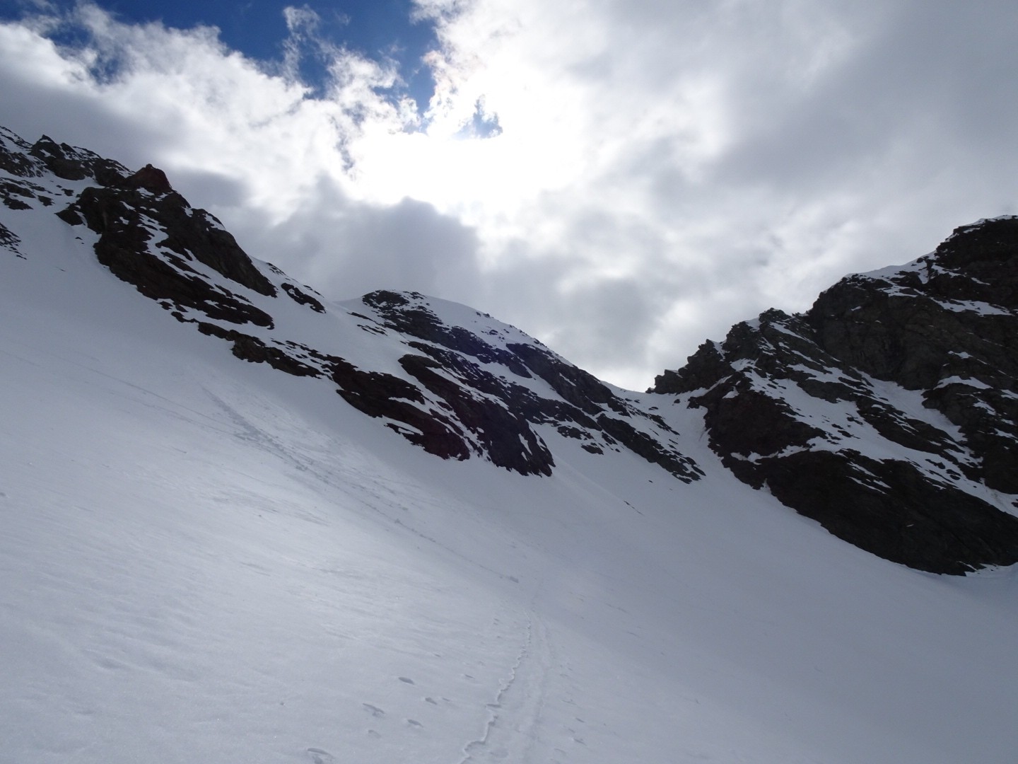 Grand col qu’on remonte par la pente de gauche (on voit pas bien sur la photo mais tout passe en peaux!)