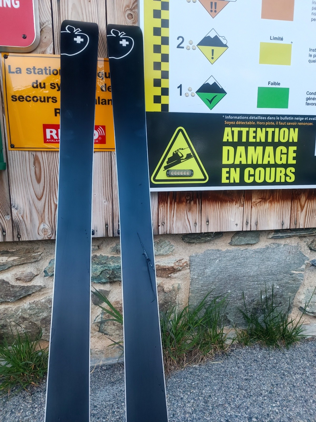 Damage en cours, mes fesses ouais... En tout cas les dameuses ne font pas peur aux requins cachés...