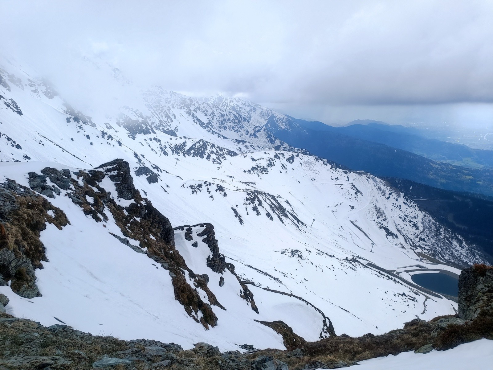 De ce coté là aussi il y en reste, mais çà donne plus au soleil, donc çà doit être plus collant surement.
