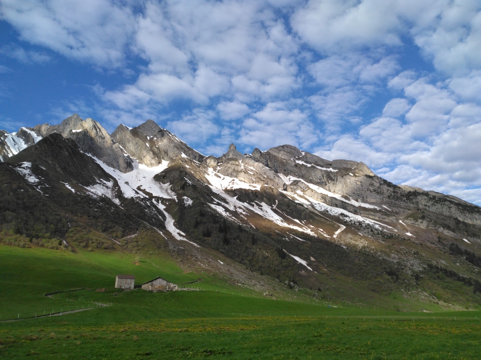 C'est parti pour le vélo.. il reste encore un peu de neige dans les Aravis