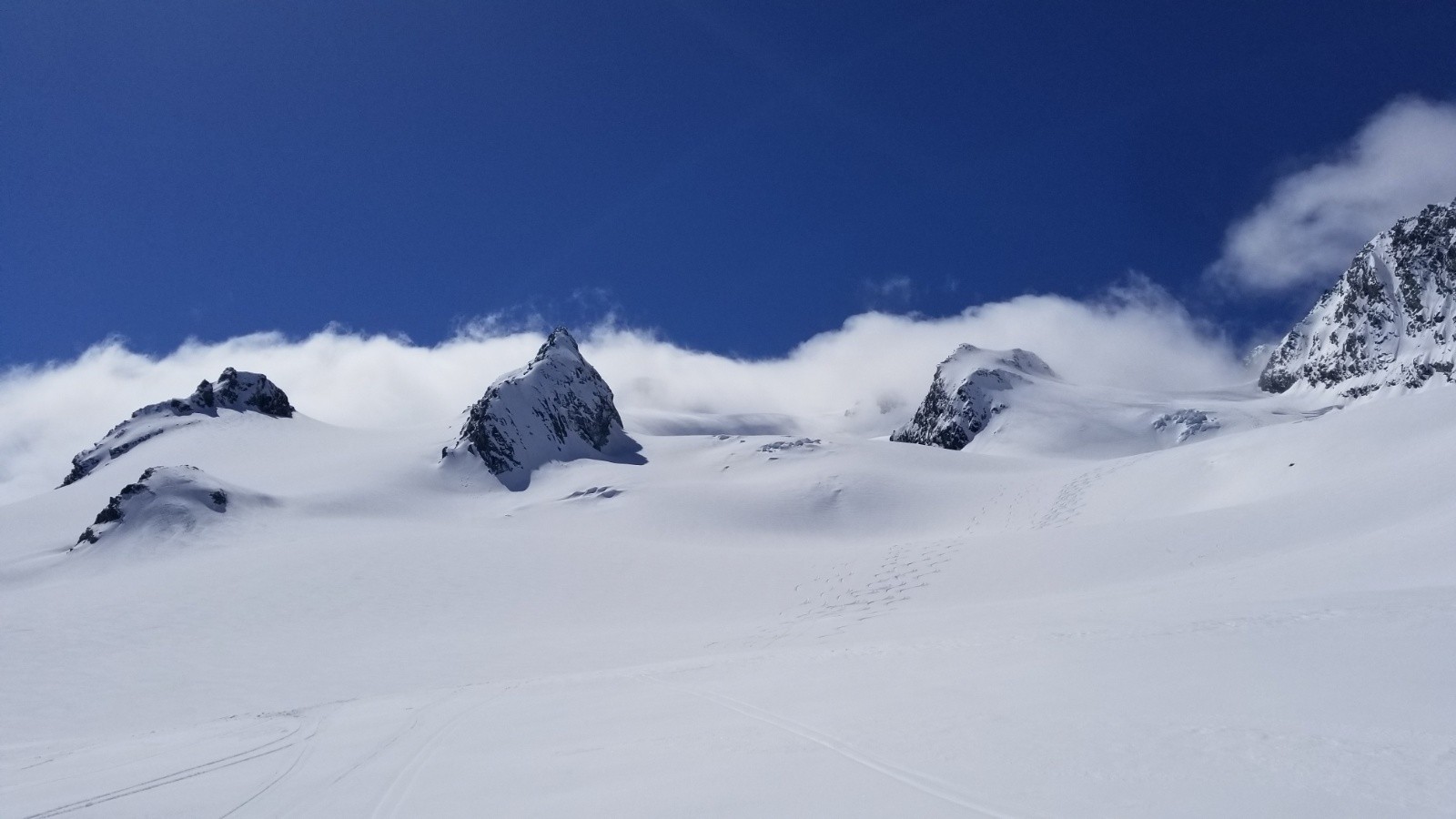 Glacier de Gébroulaz dans le rétro avec les sommets toujours accrochés