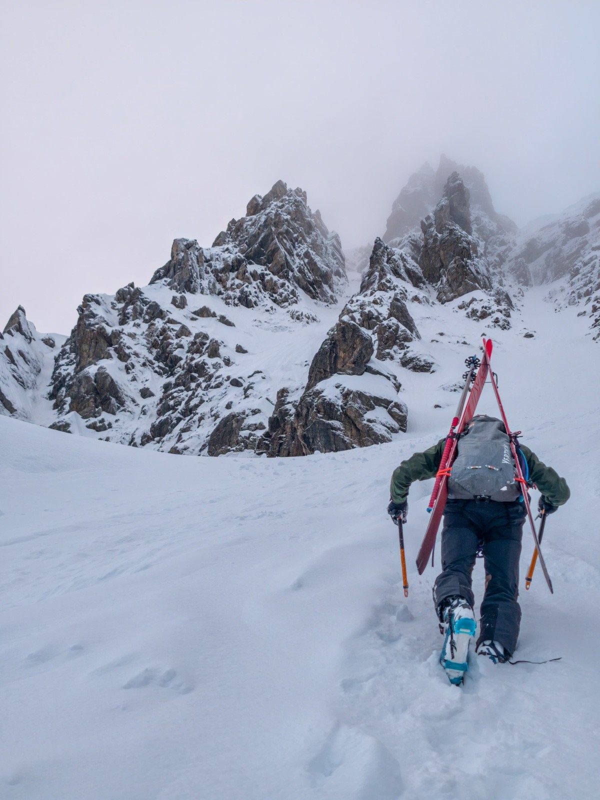 La montée vers l'entaille (Photo Adri)