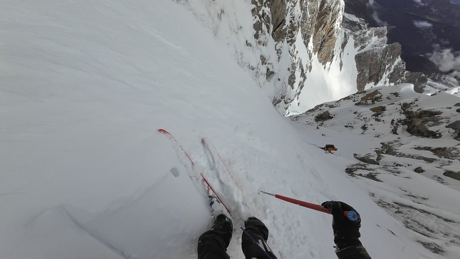 Sous le premier virage du couloir, en haut