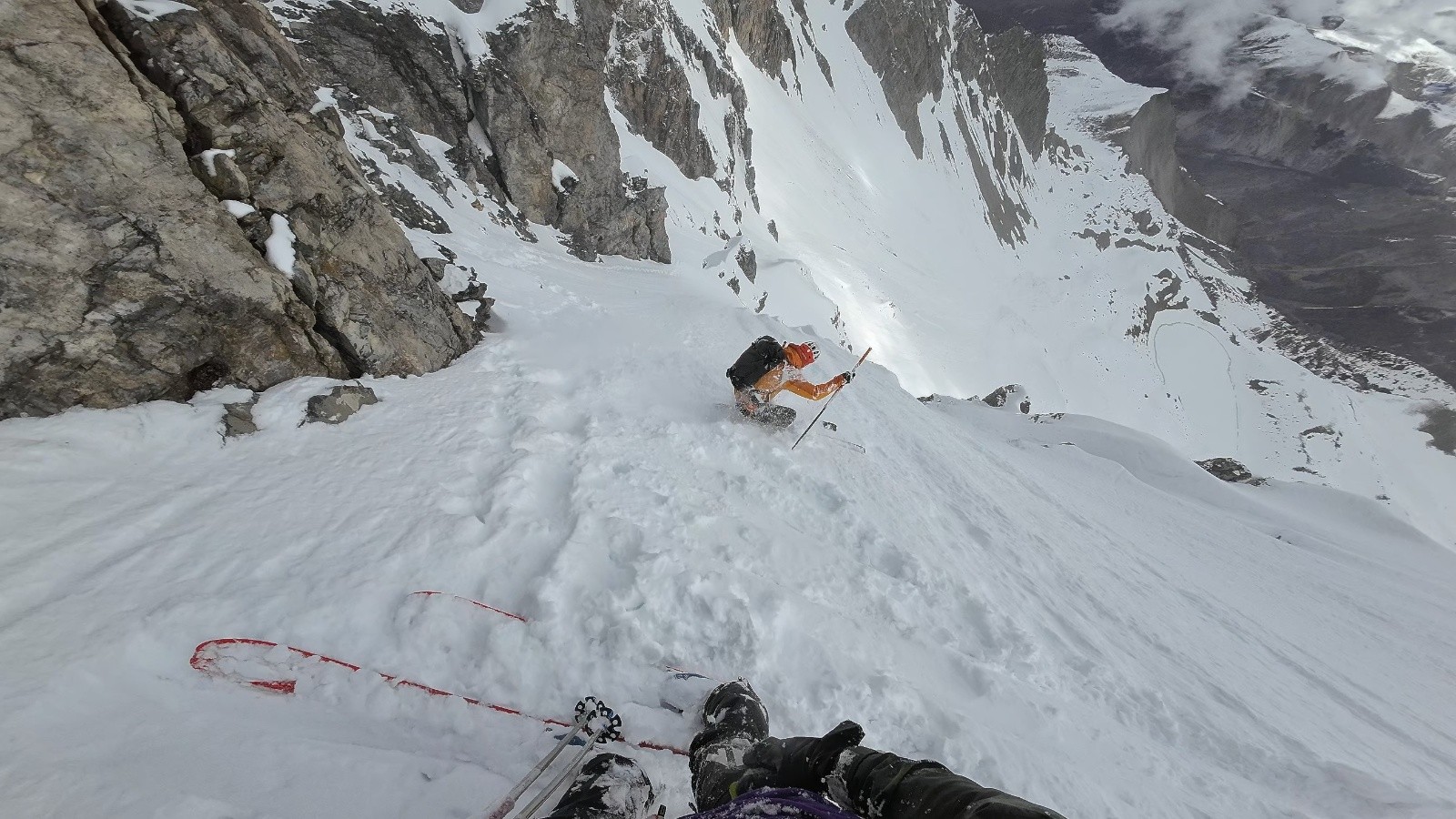 Virages en bas au dessus des barres rocheuses