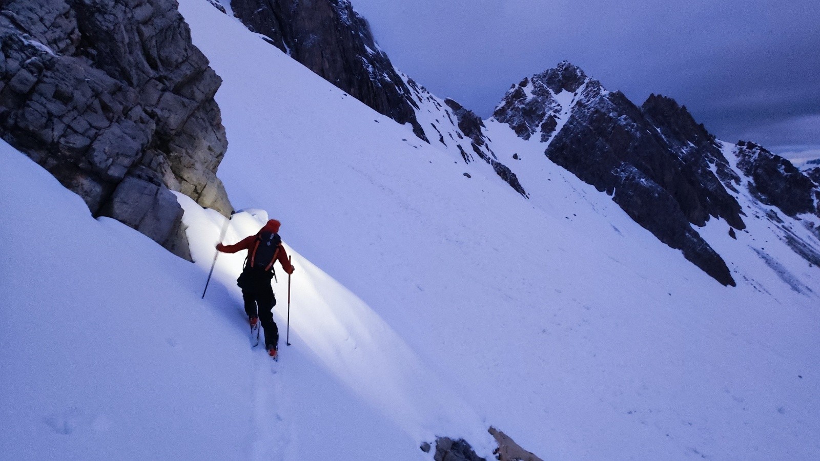 Adrien coupe droit, faudrait pas perdre de temps.