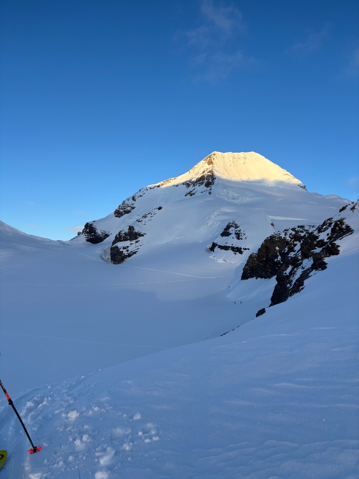 #9 La Face Est du Mönch, raide et encore plus raide avec la Rimaye, semble instable depuis l’arrête La Face Est du Mönch, raide et encore plus raide avec la Rimaye, semble instable depuis l’arrête