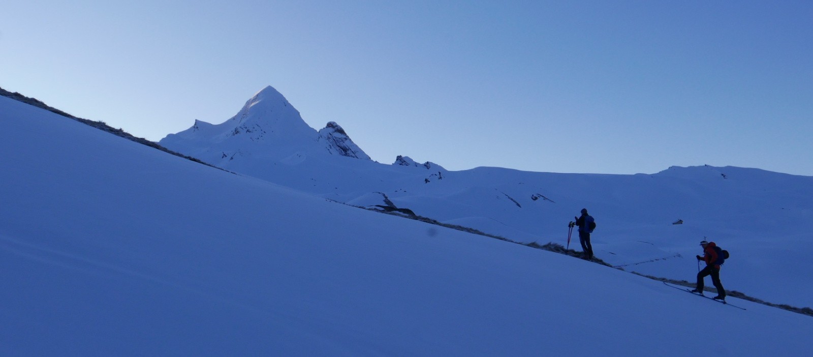 Montée vers l'Eychassier sur fond de Pain de Sucre.