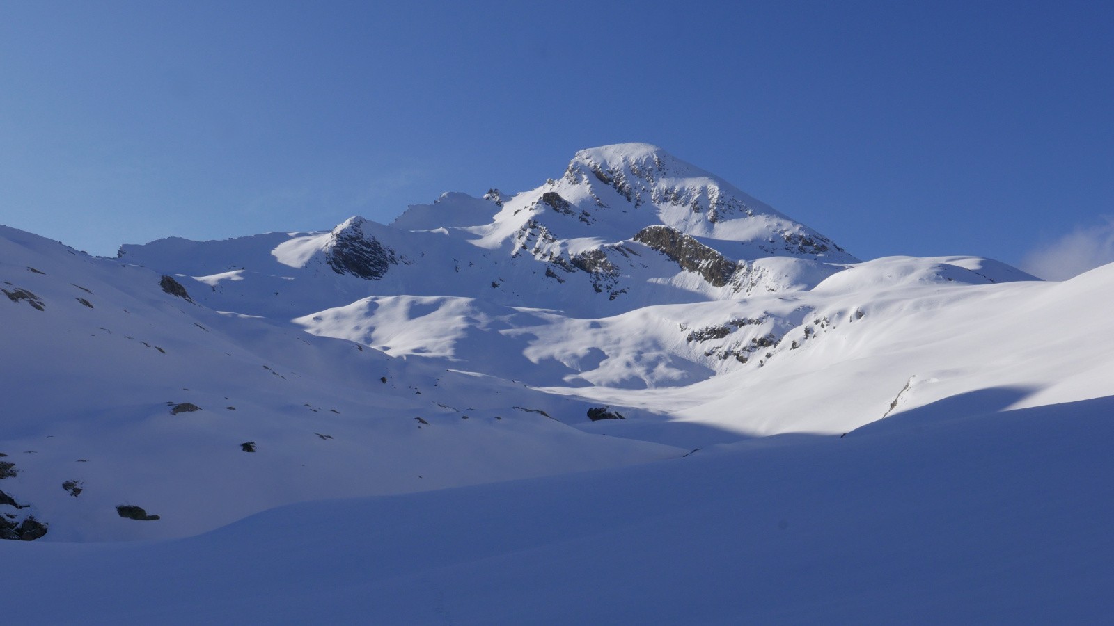 Depuis le lac Foréant, le Pain de Sucre.