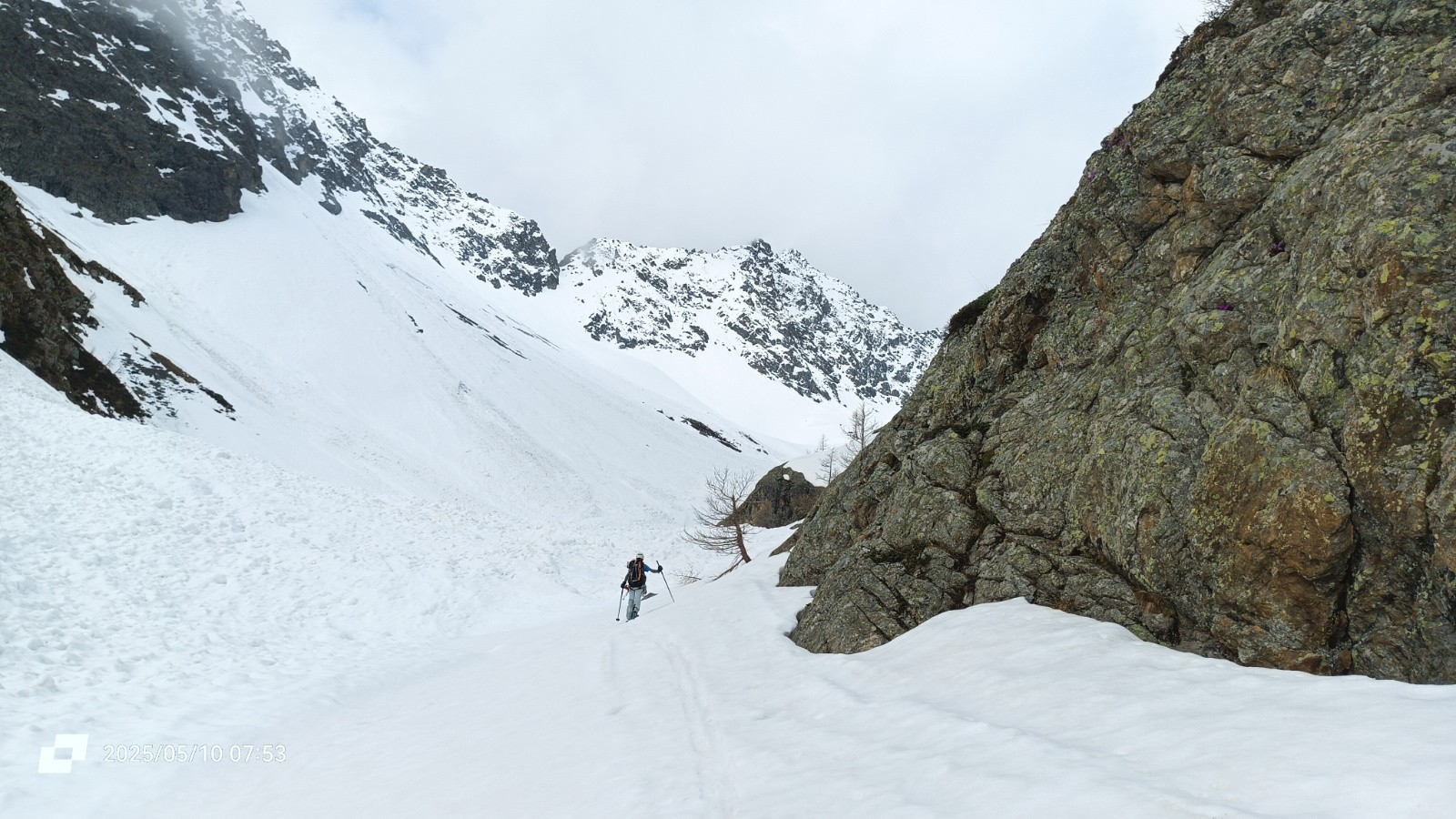 A 2200m  