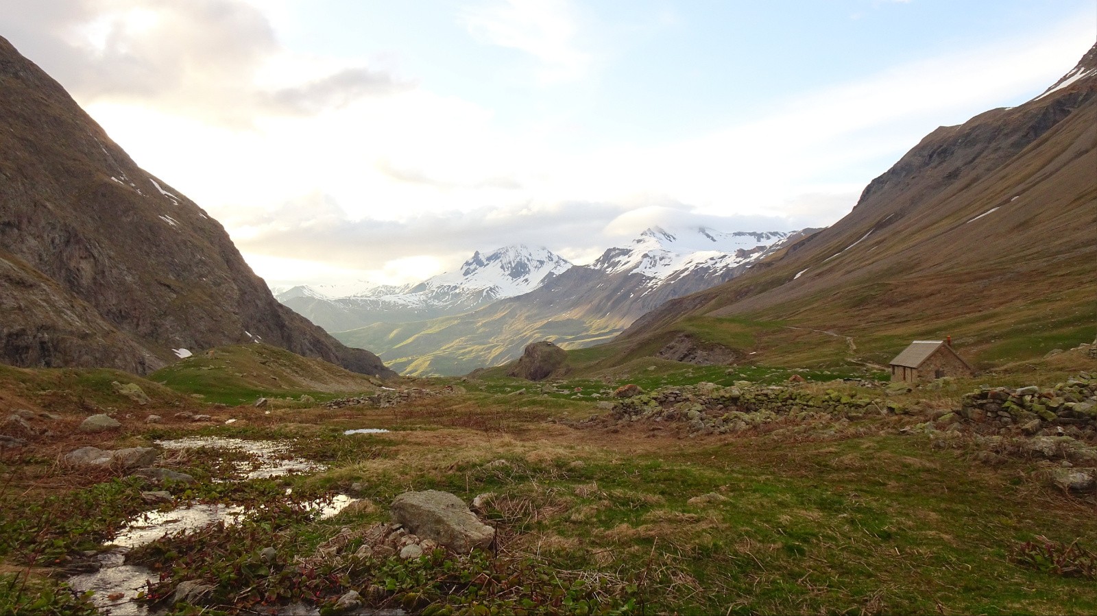 Je me mets au lit trop tôt pour le coucher de soleil, mais les couleurs sont déjà belles.