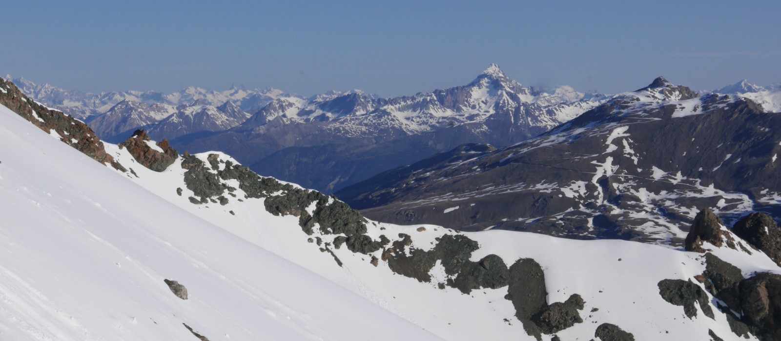 Les Arves dans le lointain et le Grand Pic de Rochebrune/