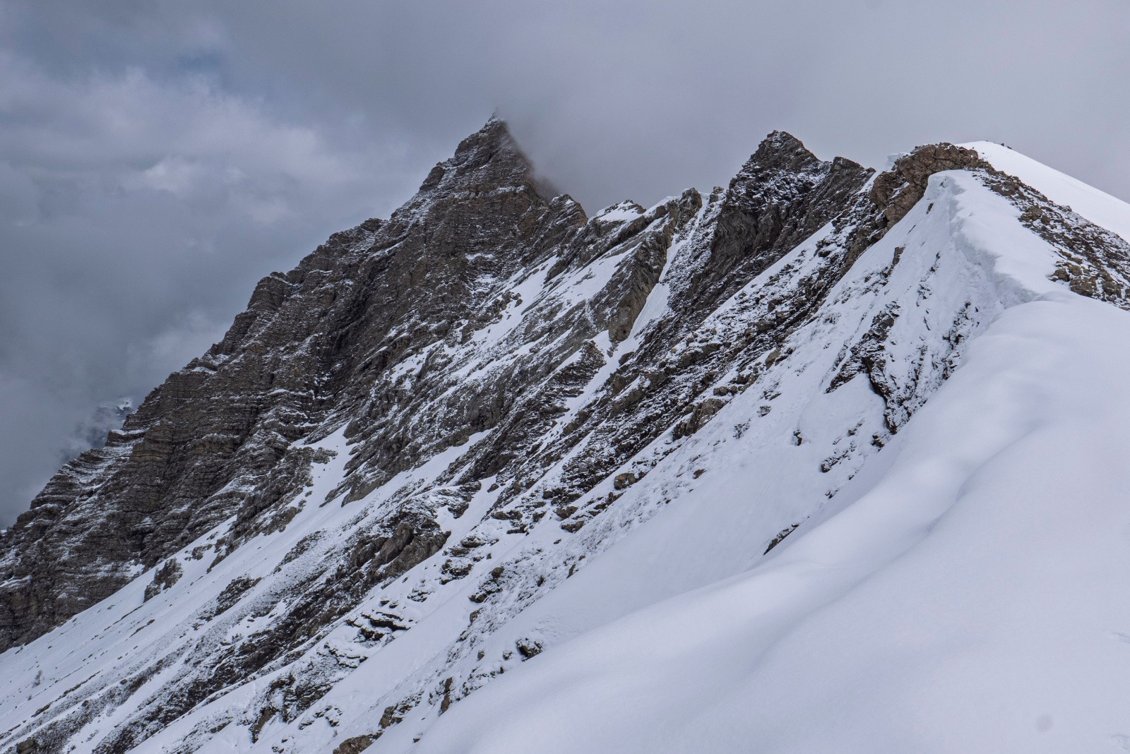 Arrivée au col les nuages sont juste derrière, vite...