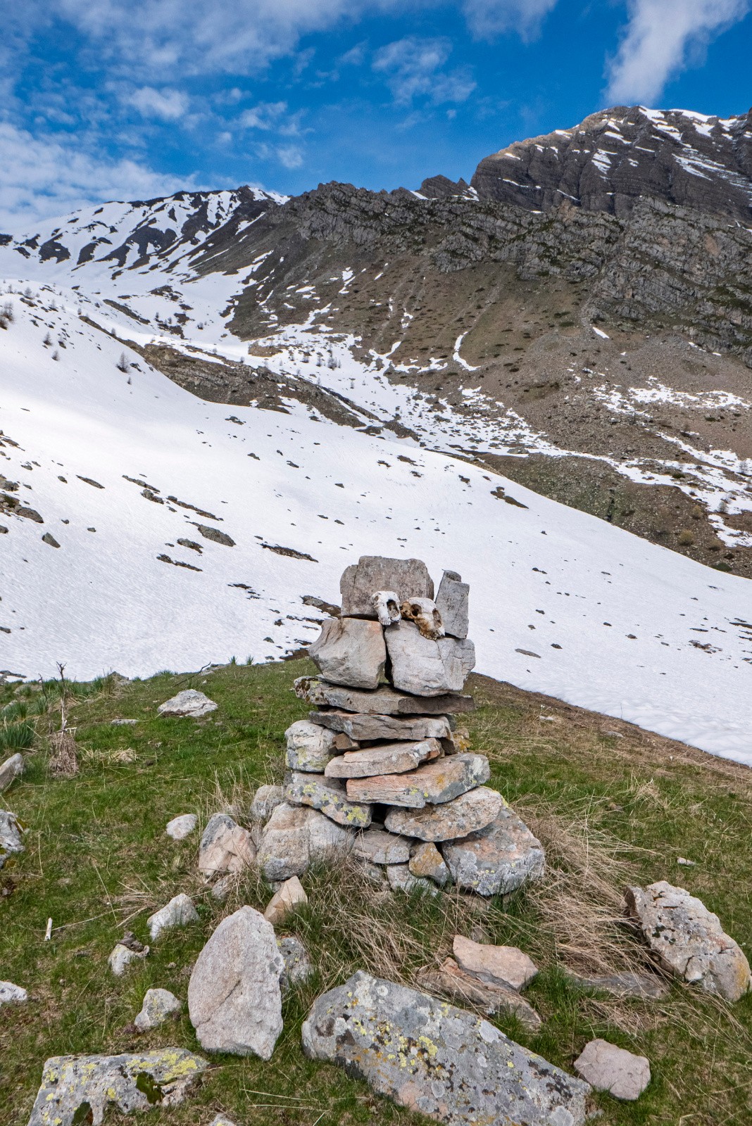 Deco de bibi sur Cairn, de goût similaire au crâne à côté de la porte de la bergerie