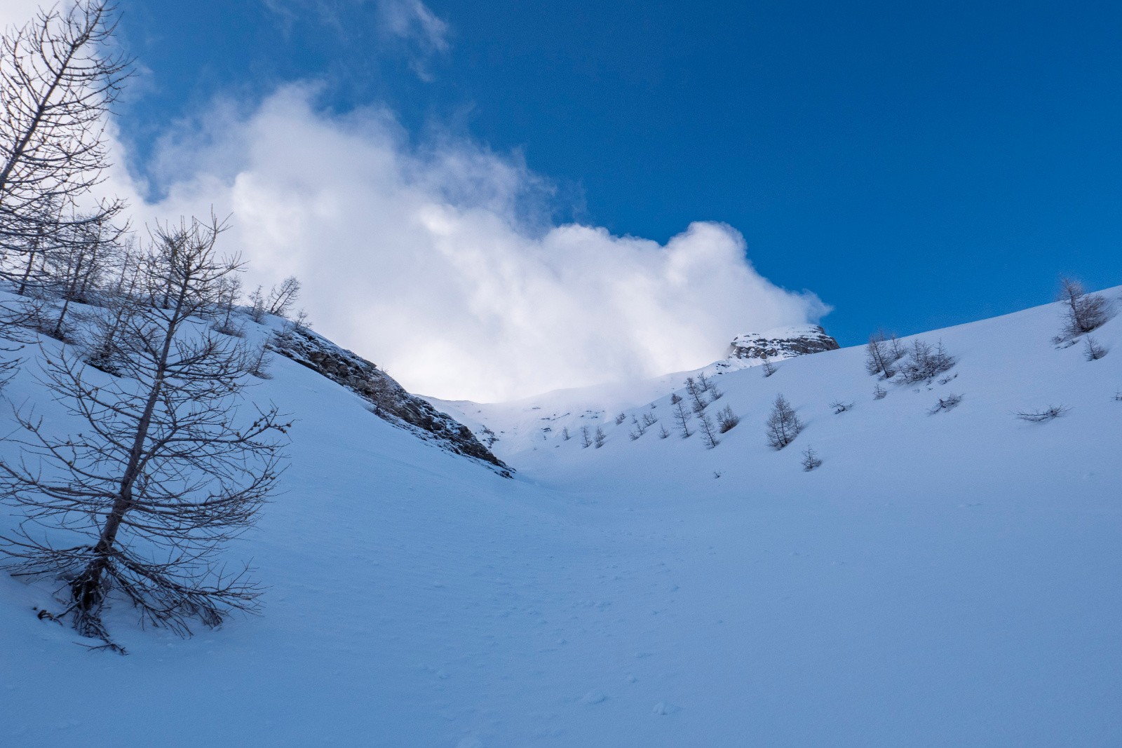 Montée par ce petit couloir puis un peu à gauche