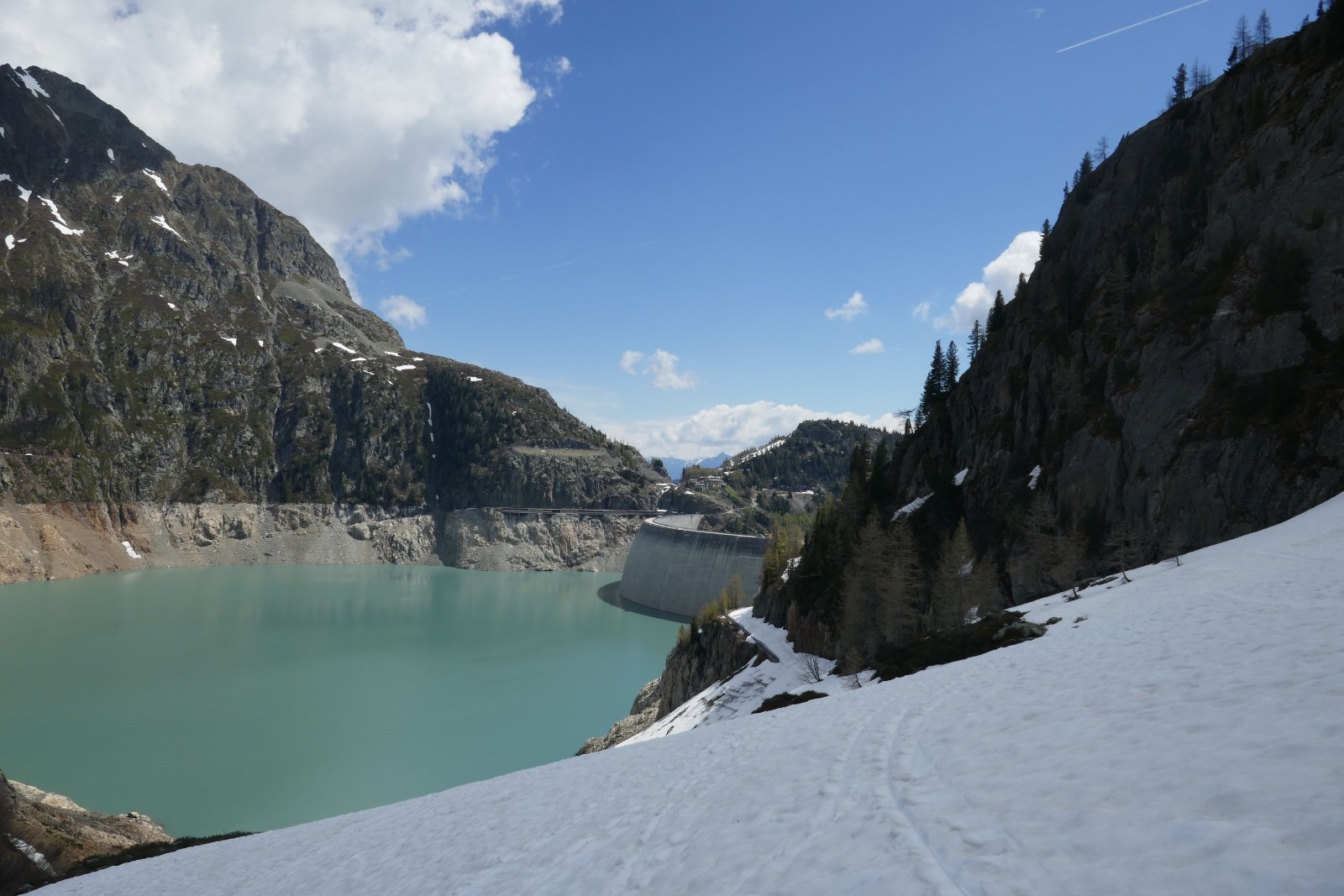Au dessus de la route et son accès, à la descente.