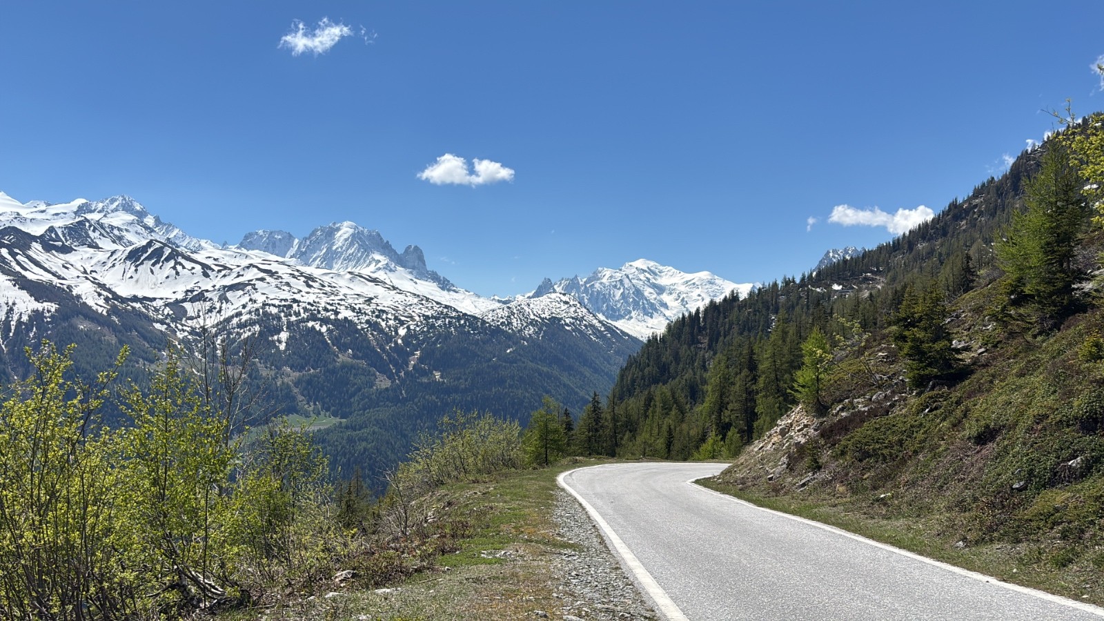 Vue de la route de Finhaut...