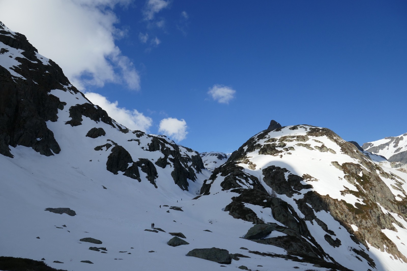 On passe dans la gorge au milieu.