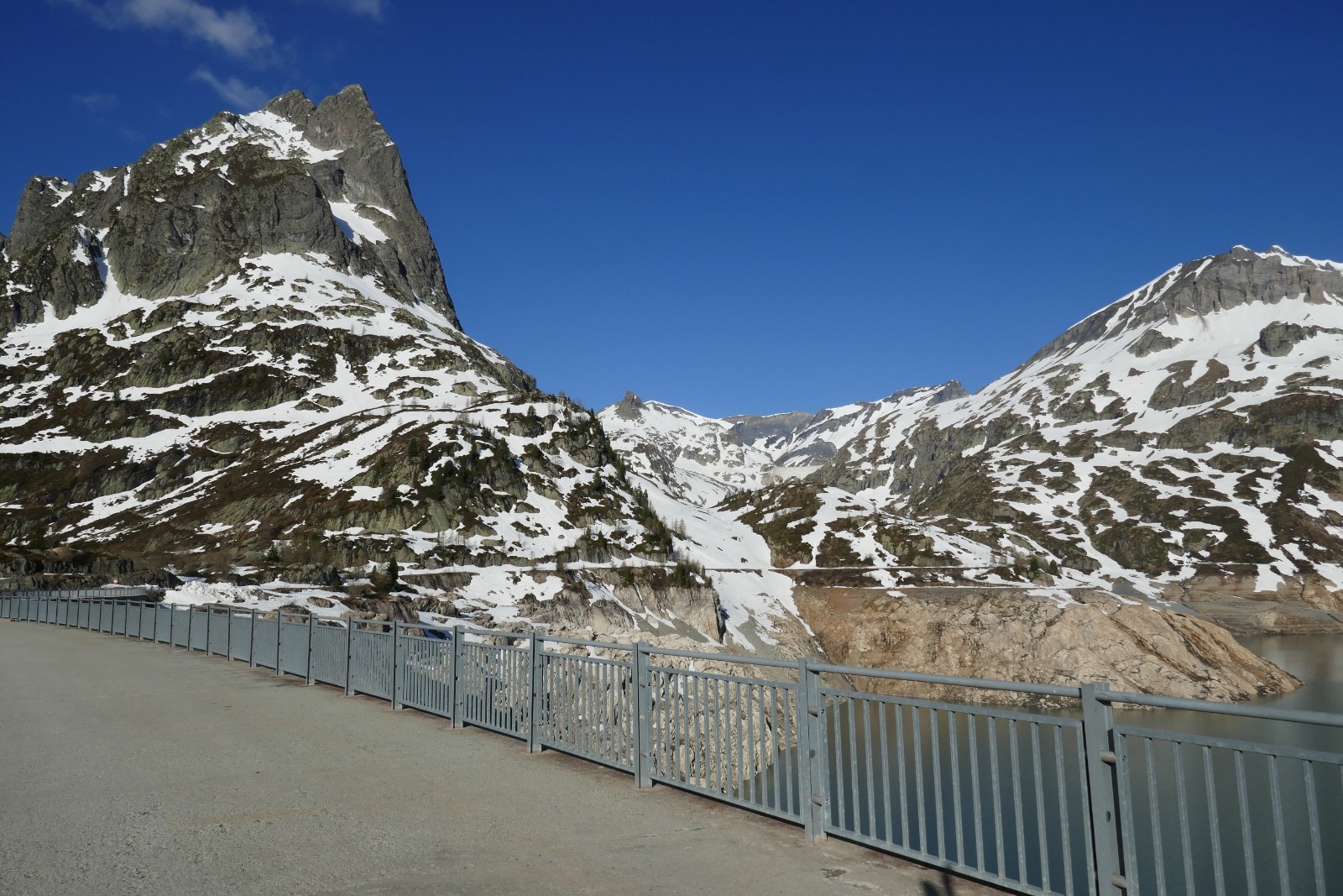 On voit bien la route enneigée et la langue d'accès à la gorge.